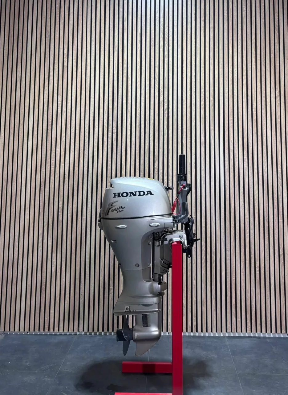 Honda BF10 outboard engine