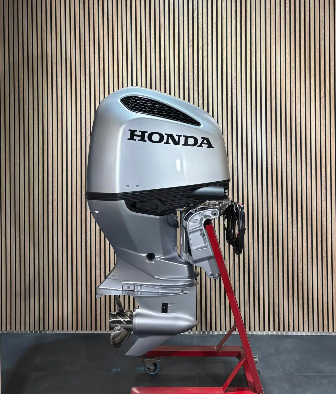 Honda BF250LRU V6 outboard engine
