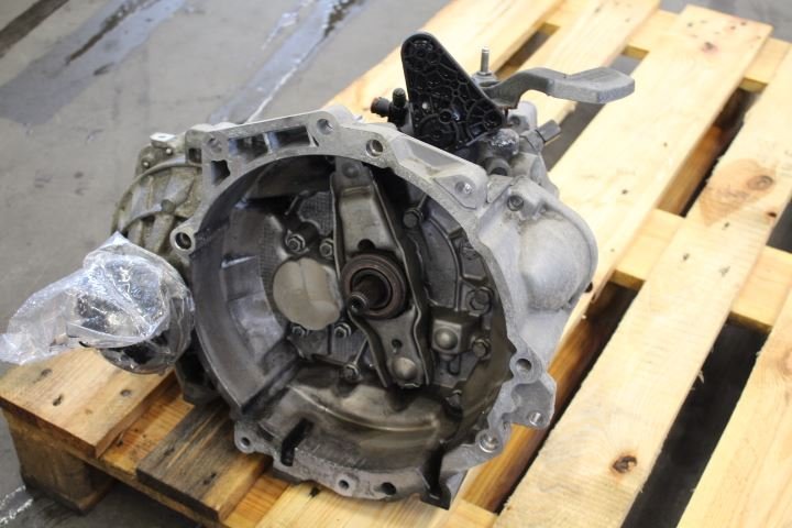 BMW 02 (E10) Manual Gearbox - Image 3