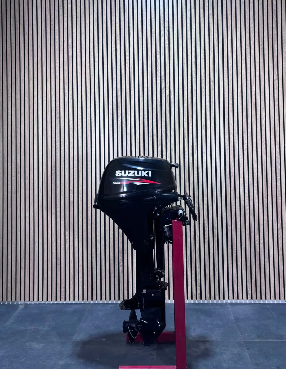 Suzuki DF20 outboard engine