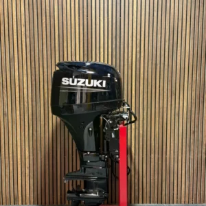 Suzuki DF40 outboard engine